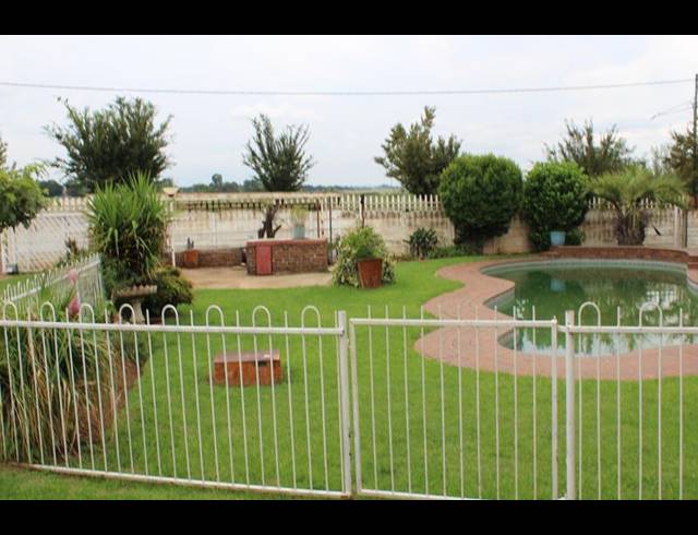 4 BEDROOM PROPERTY TO RENT IN SELECTION PARK